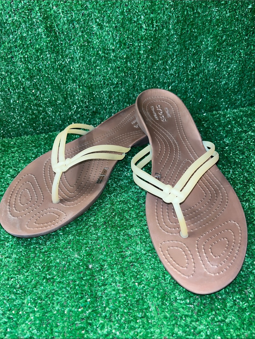 Iconic Crocs Comfort color ivory, cream lightweight flip flop great condition!